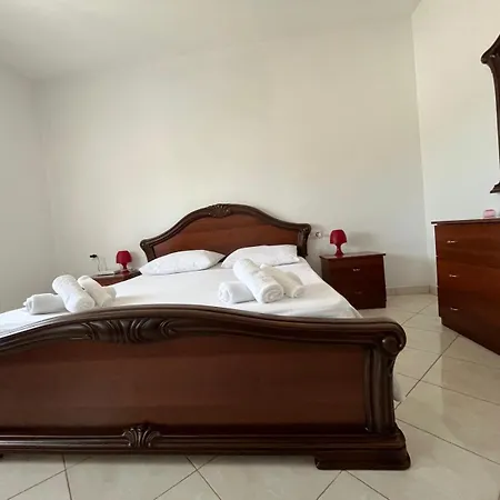 Apartman Grazioso Bilocale Con Veranda Tirana
